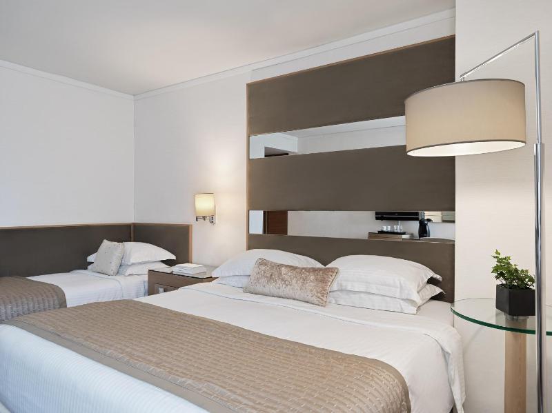 Superior Triple Room with City View image 3