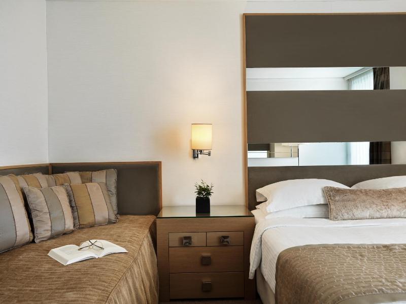 Superior Triple Room with City View image 4