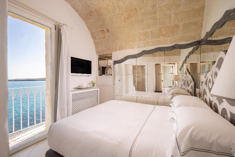 Superior Double Room with Sea View image 3