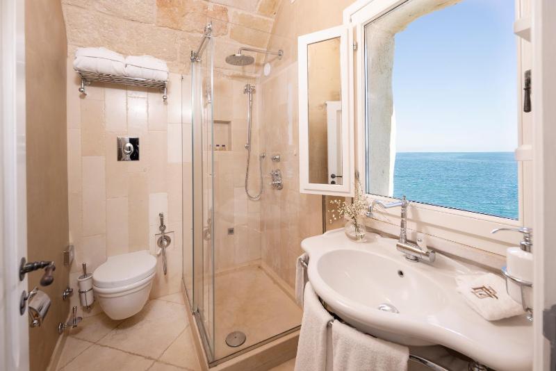 Superior Double Room with Sea View image 4