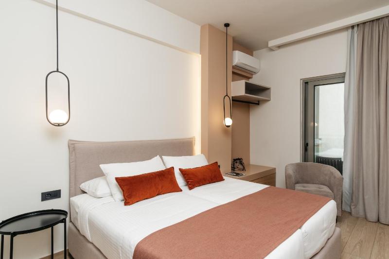 Junior Suite with Pool View image 1