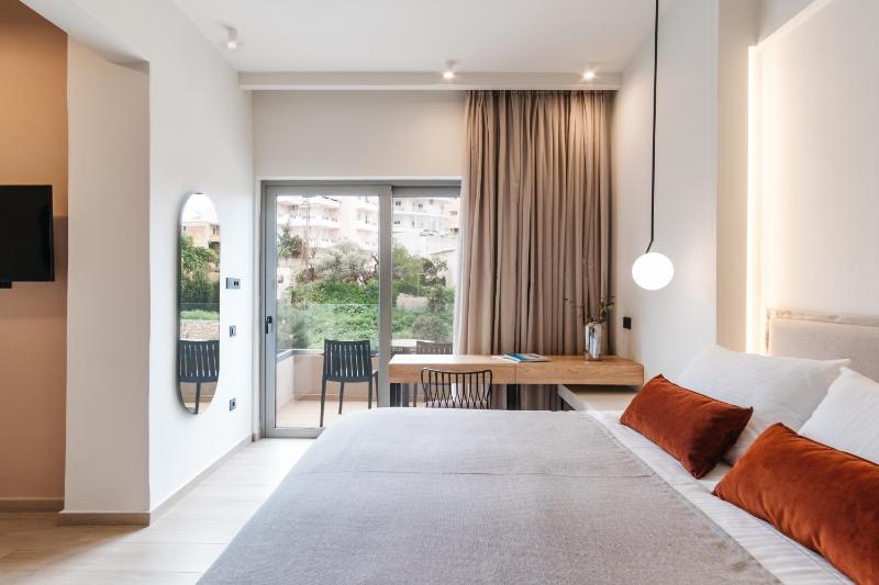 Superior Suite with Balcony and City view image 4