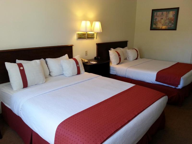 Queen Room with Two Queen Beds - Non-Smoking image 2