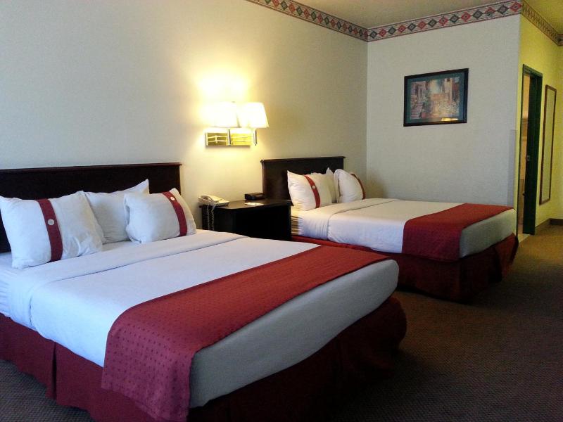 Queen Room with Two Queen Beds - Non-Smoking image 3