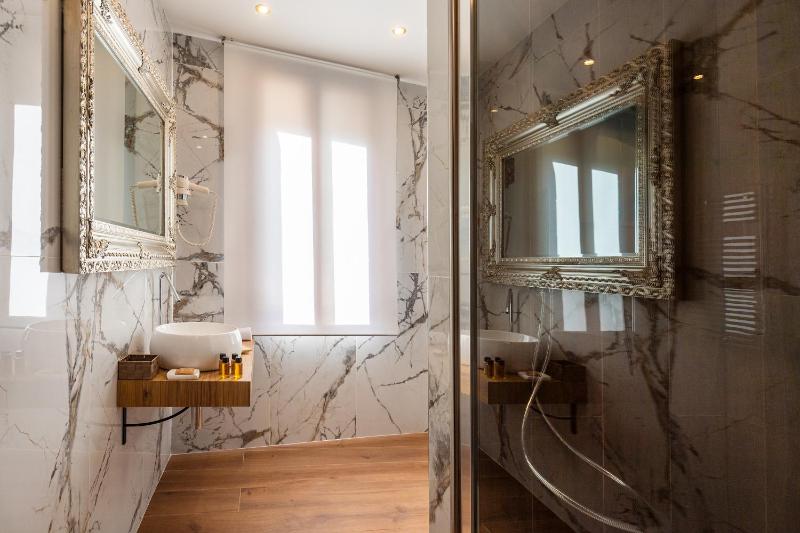 Superior Double Room with Canal View image 3