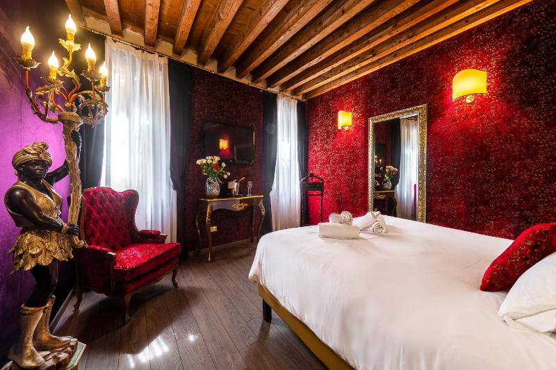 Superior Triple Room with Canal View image 4