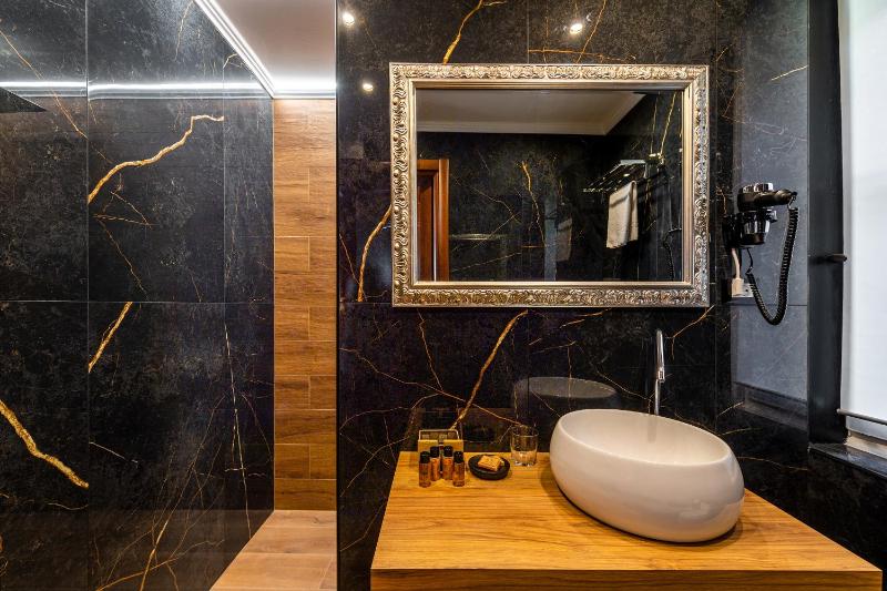 Superior Double Room with Balcony and Canal View image 3