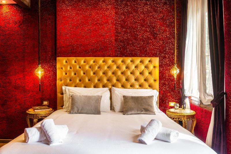 Superior Double Room with Balcony and Canal View image 1