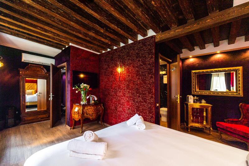 Superior Double Room with Balcony and Canal View image 2