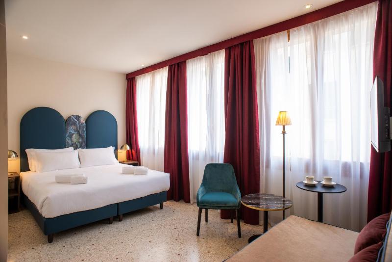 Deluxe King Room image 1