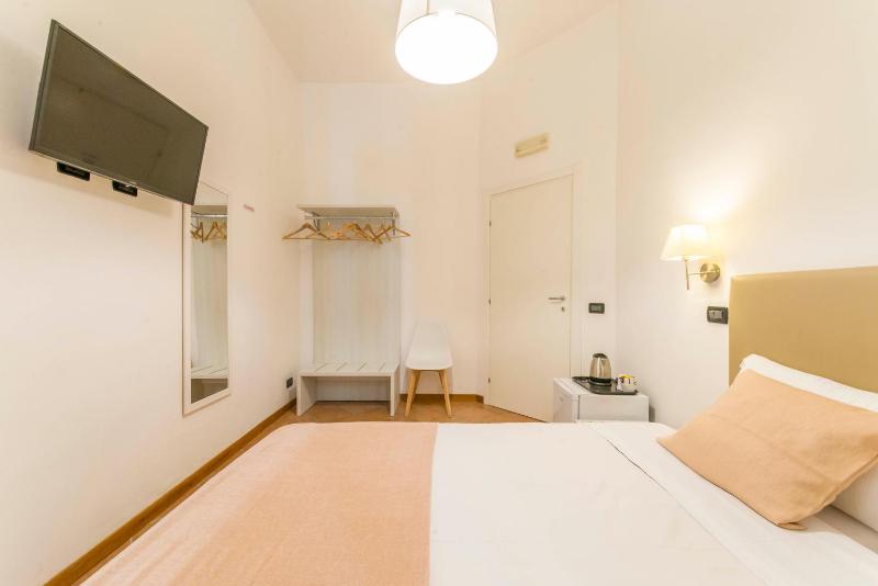 Double Room image 3