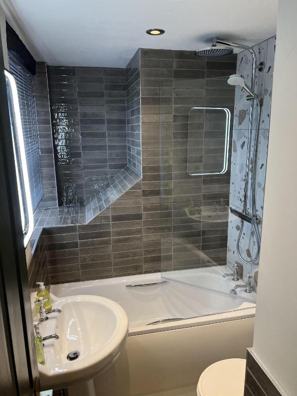Twin Room with Private Bathroom image 3