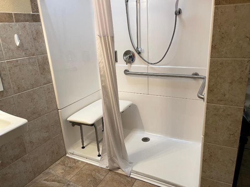 1 Queen Bed, Mobility Accessible Room, North Tower, Non-Smoking image 3