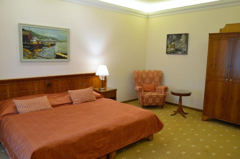 Large Double or Twin Room image 2
