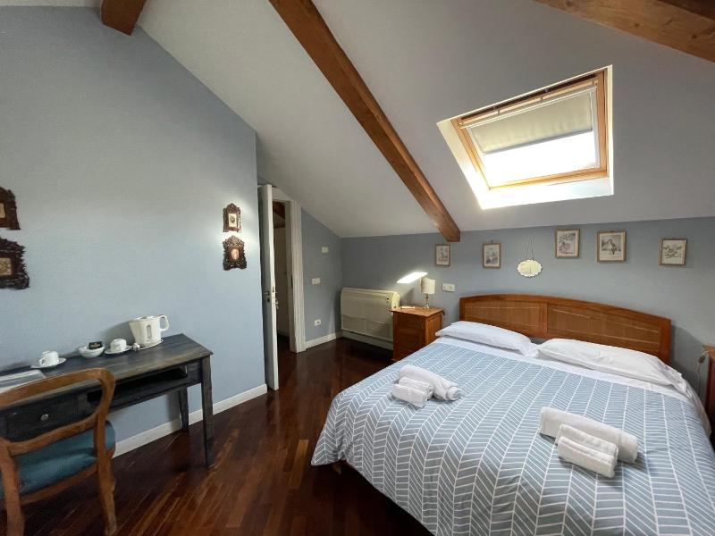 Standard Double Room image 4