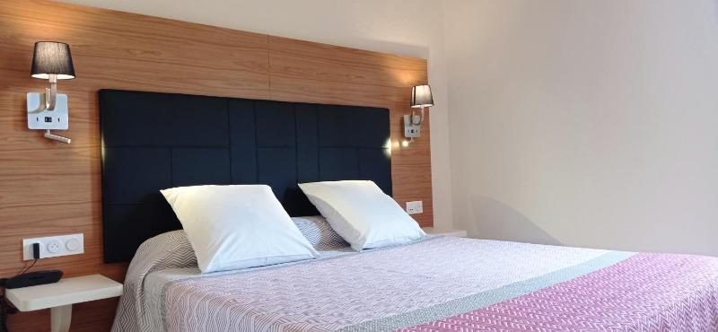 Double Room with Terrace  - heated swimming pool - free parking image 1