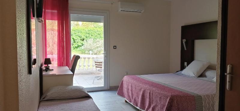 Triple Room with Terrace - heated swimming pool - free parking image 4