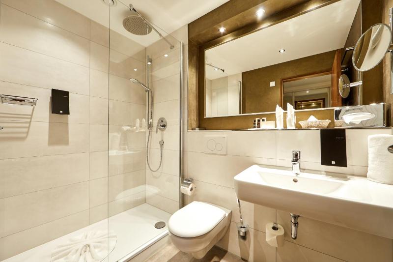 Double Room with Lake View image 2