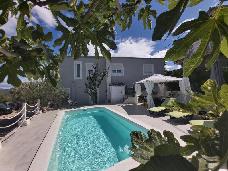 Apartment with Pool View  image 1
