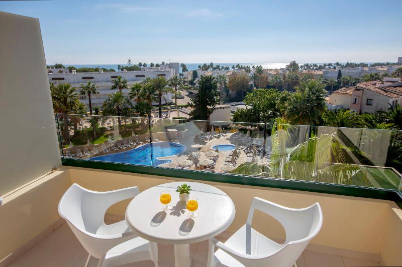 Double Room with Balcony and Pool View image 3