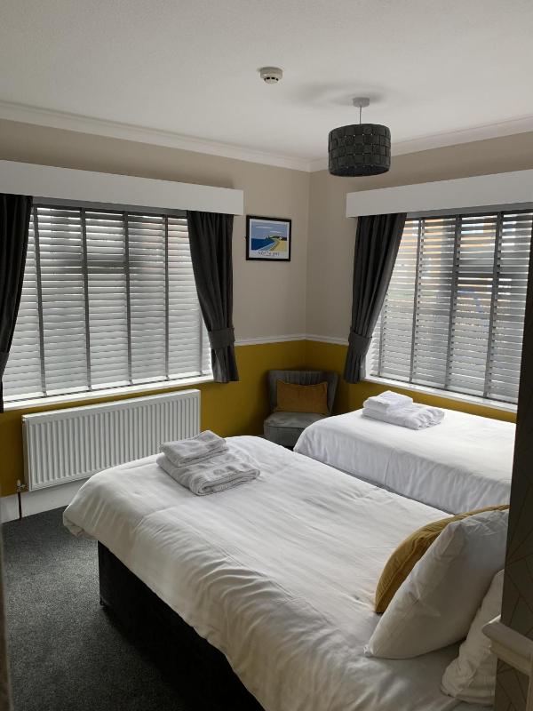 Standard Twin Room image 3