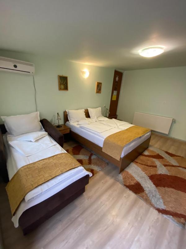 Double Room with Extra Bed image 3