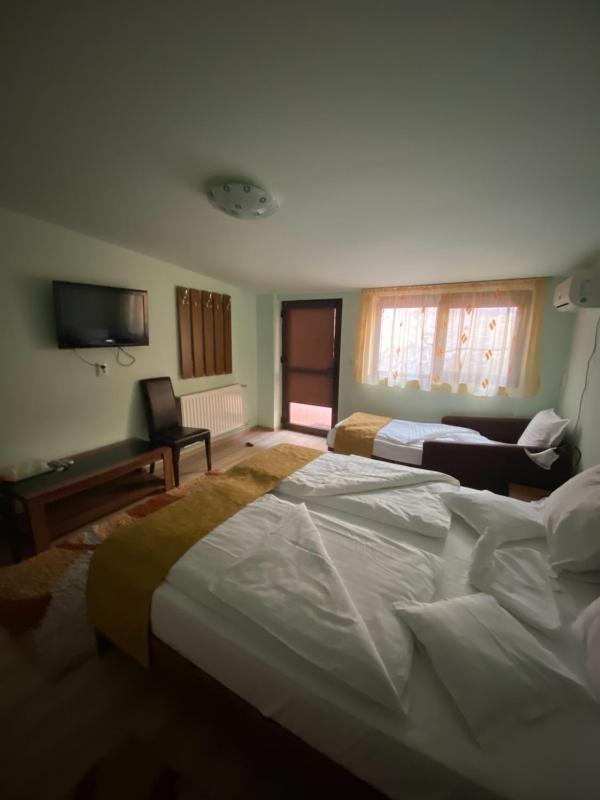 Double Room with Extra Bed image 4
