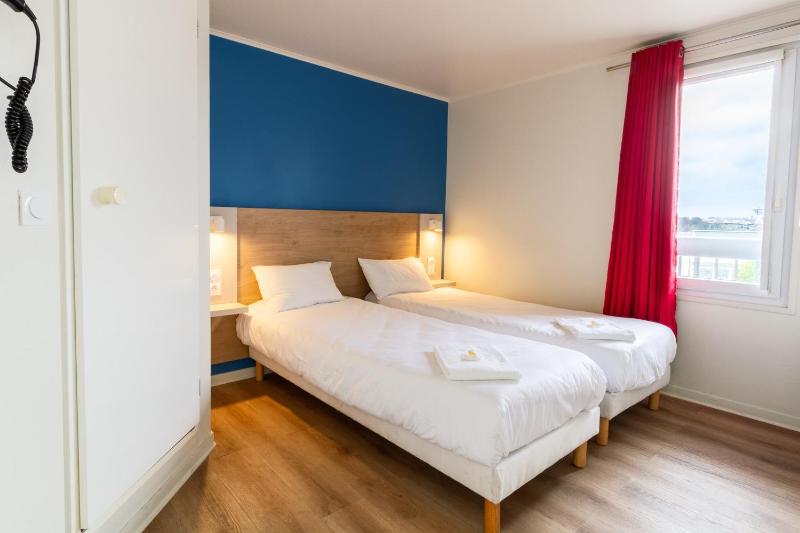 Twin Room image 3