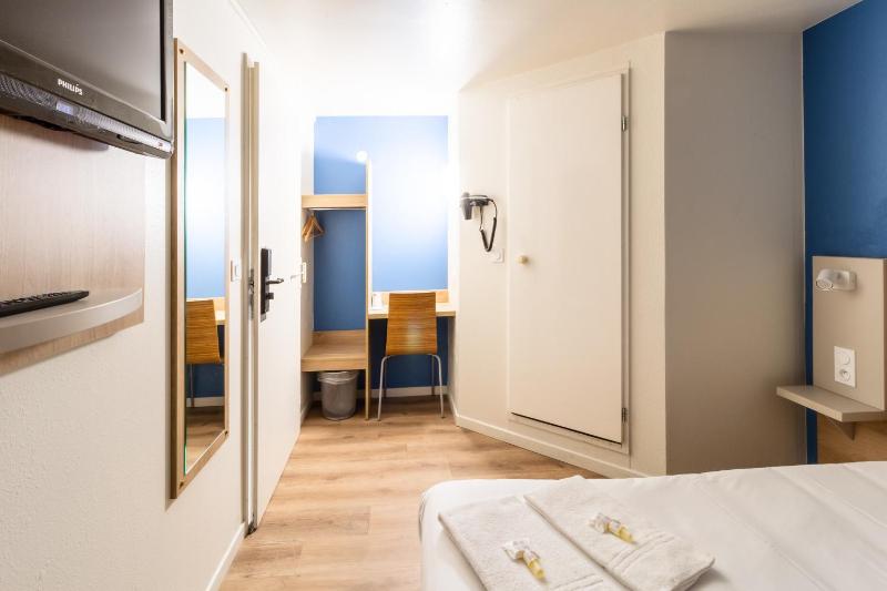Double Room image 3