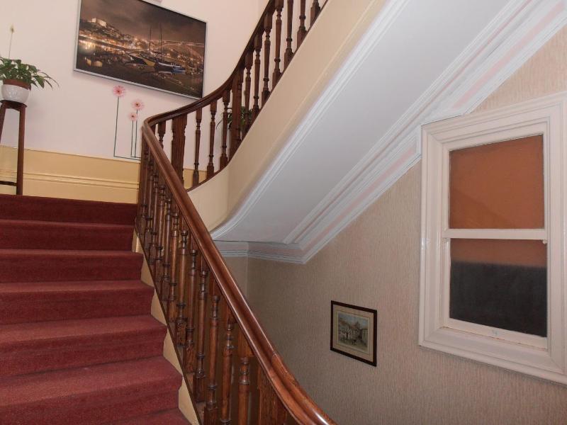Large Family Room image 2