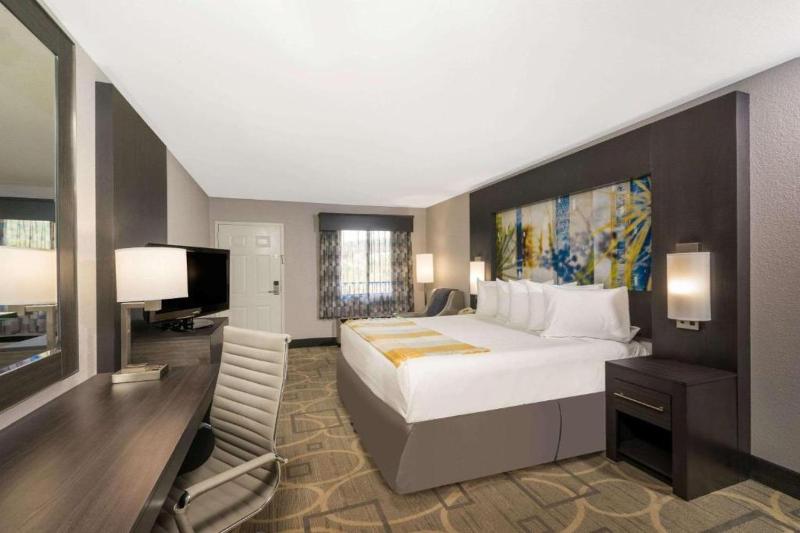 King Room - Non-Smoking image 2