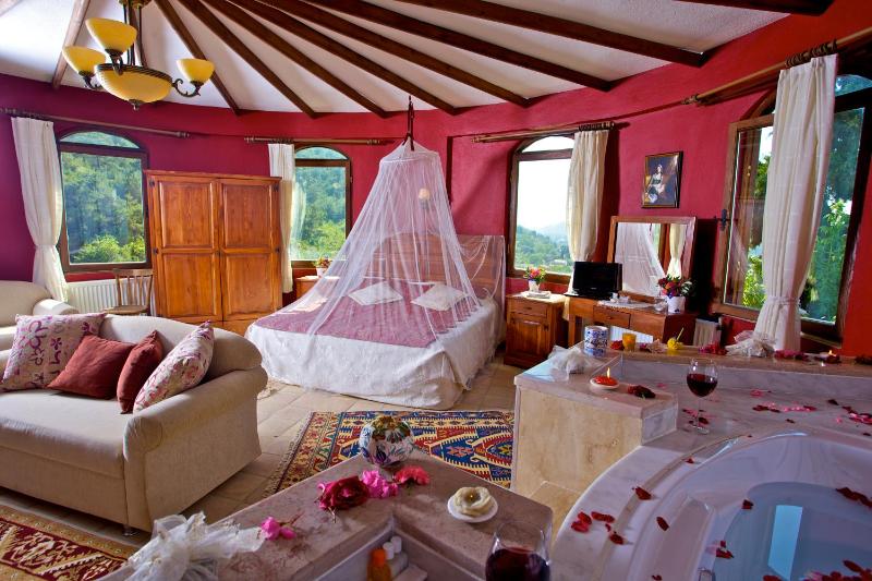 Honeymoon Suite image 2