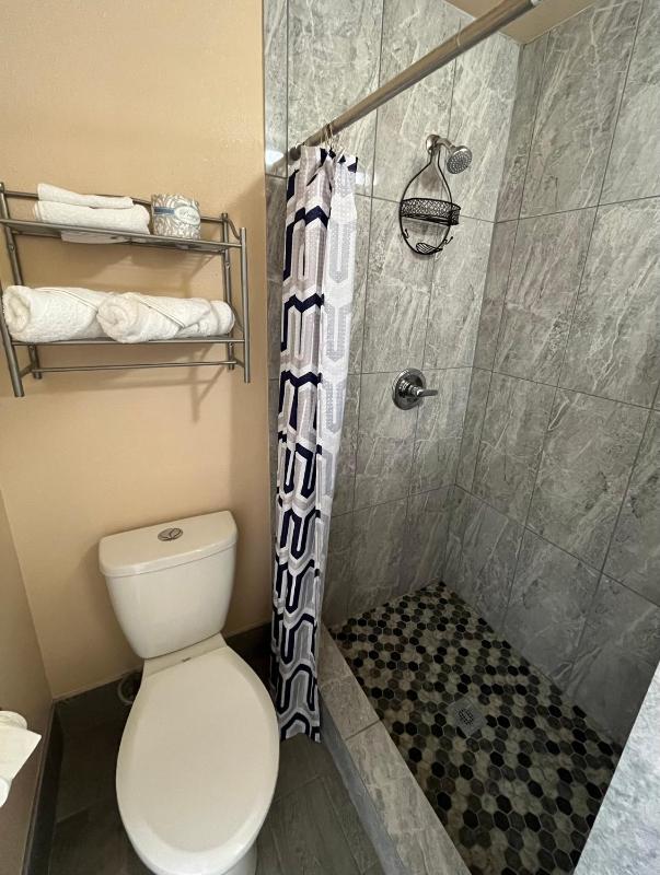 Standard Queen Room image 4