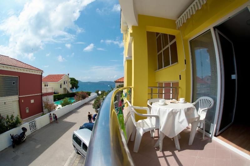 One-Bedroom Apartment with Balcony (6 Adults) image 4