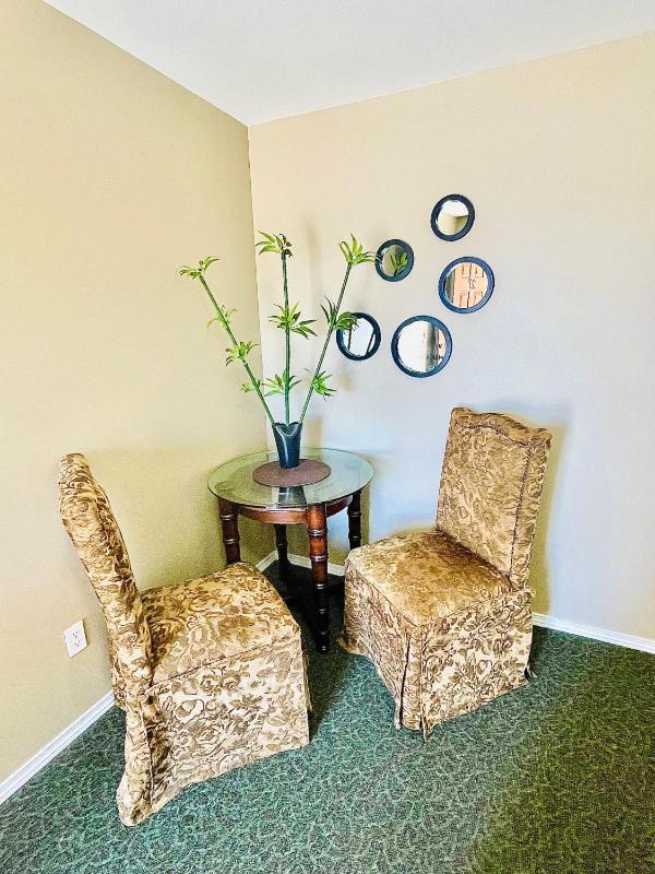Deluxe King Room image 4