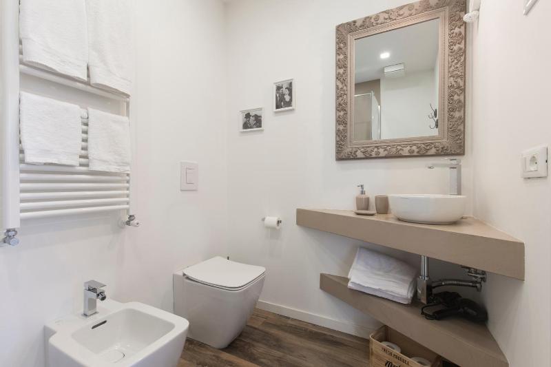 King Room with Balcony image 3