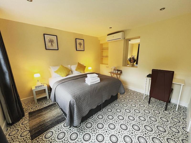 Deluxe Double or Twin Room with Garden View image 2