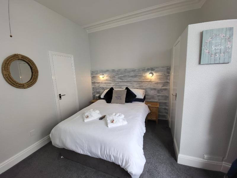 Double Room with Bathroom image 3