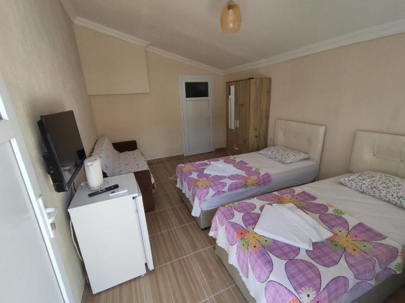 Economy Twin Room image 3