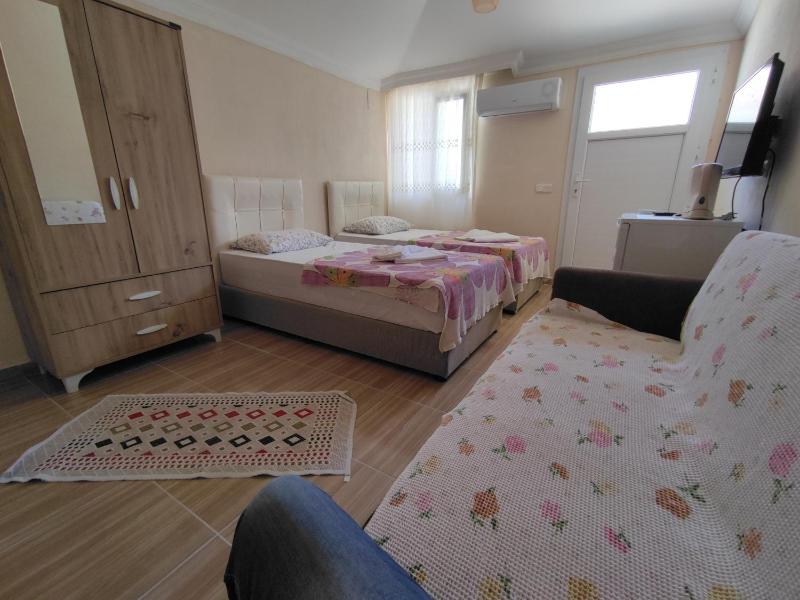 Economy Twin Room image 2