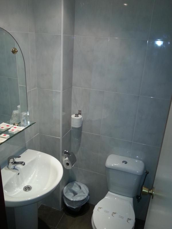 Twin Room image 2