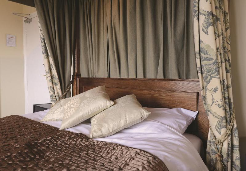 Double Room with Four Poster Bed image 4