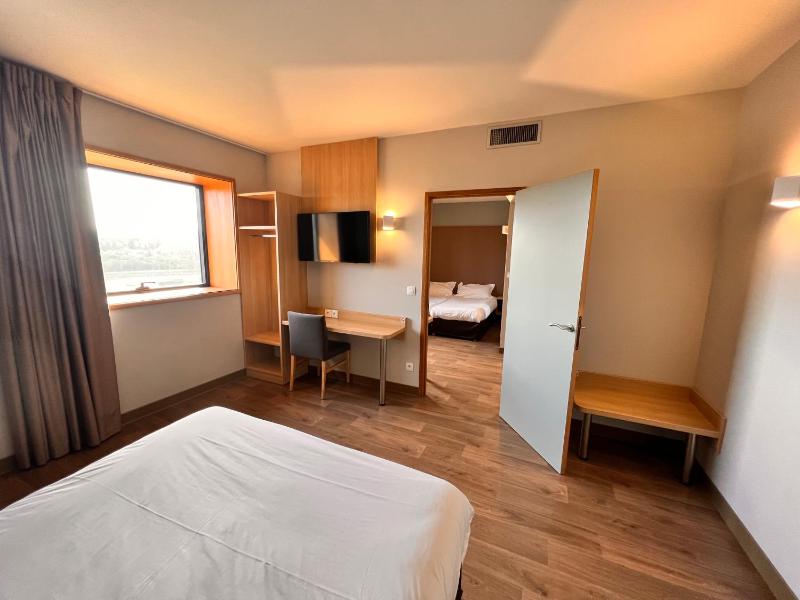 Large Quadruple Room image 1