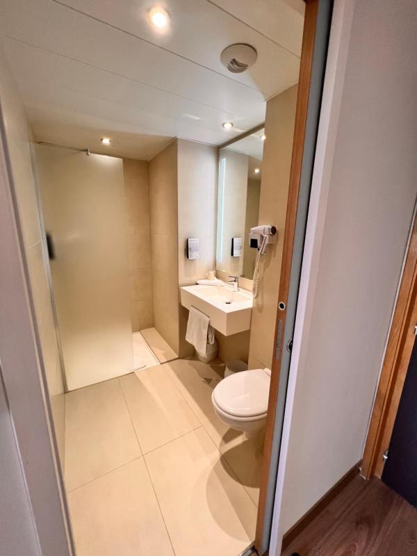 Large Quadruple Room image 3