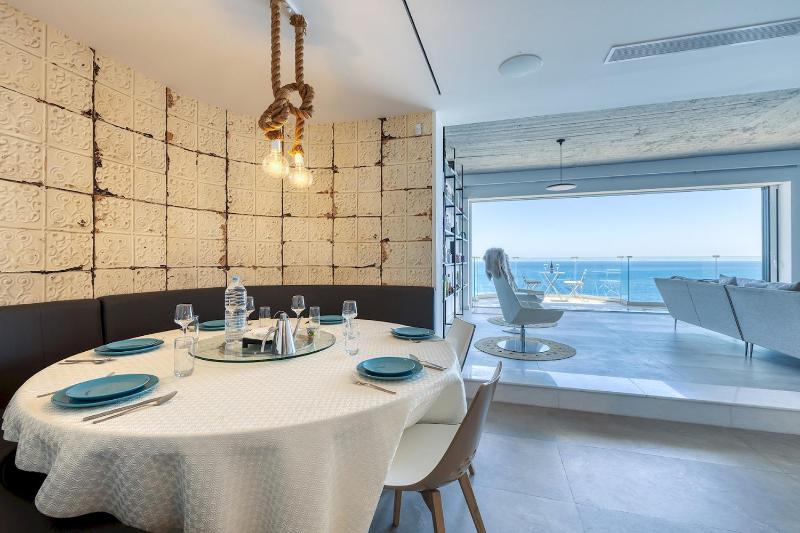 Superb Seafront Family Apartment by Buena Vista - image 7