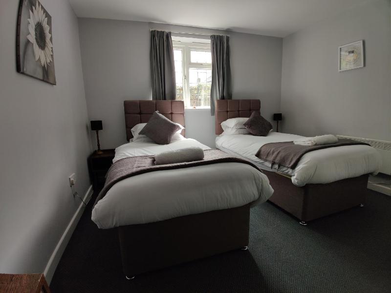 Twin Room image 2