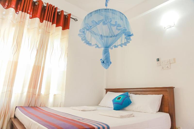 Lakeside Villa - image 3