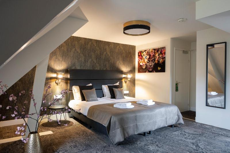 Standard Double Room image 3