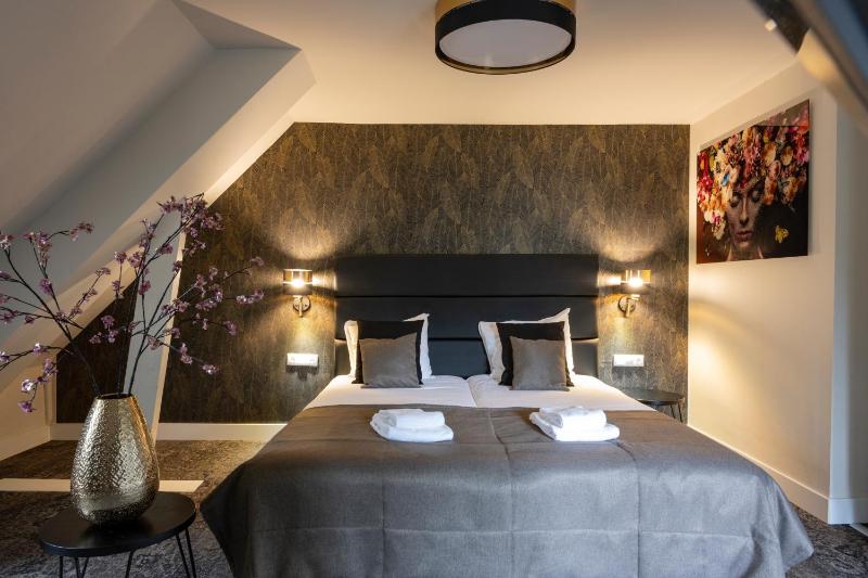 Standard Double Room image 4