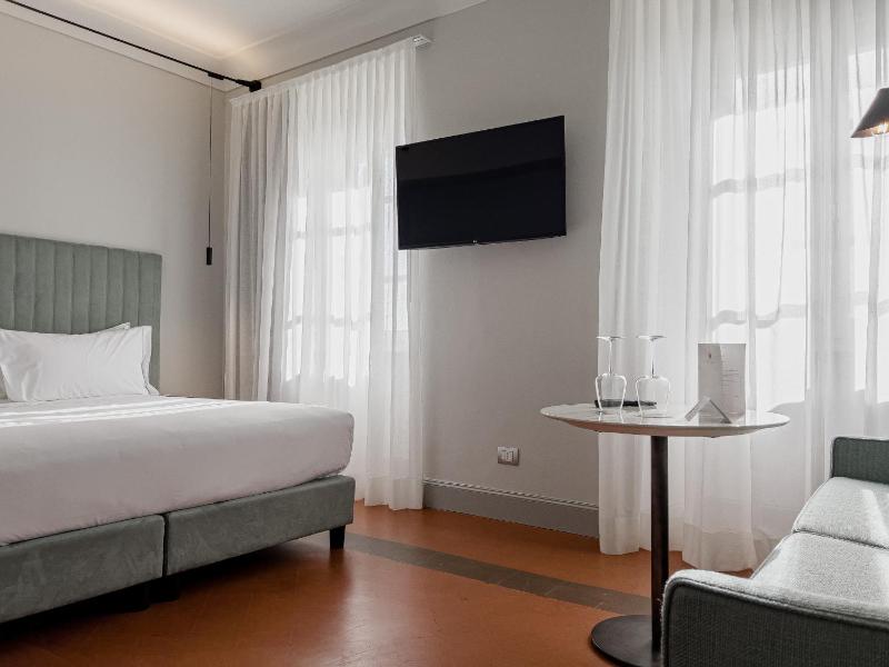 Deluxe Double or Twin Room image 2